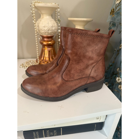 BareTraps Ankle Boots 6 - Picture 1 of 5